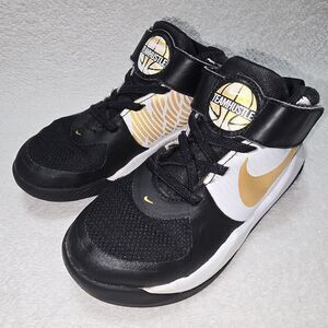 Nike Team Hustle D9 Kids Toddlers Sz 12C Sneakers AQ4225-004 Black, Gold Shoes